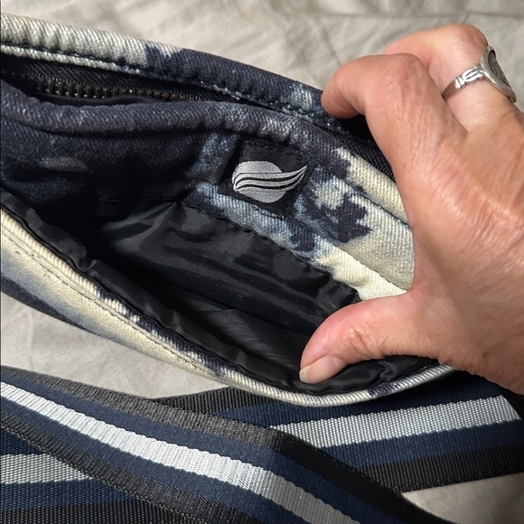 Think Royln bum bag crossbody purse wide strap blue tie dyed small - Picture 4 of 5